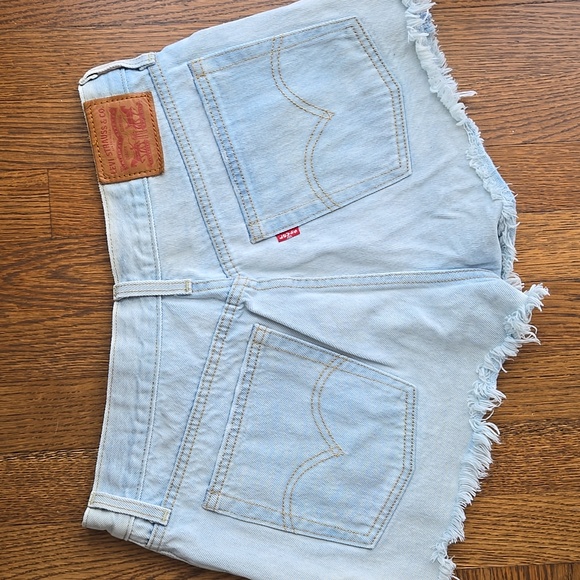 Levi's Women's Light Wash 501 Original Shorts 100% cotton, Size 29 - Picture 3 of 14